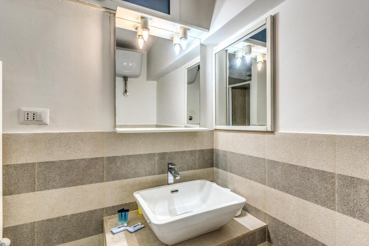 Lovely Spacious Apartment Near The Colosseum Rzym Zewnętrze zdjęcie